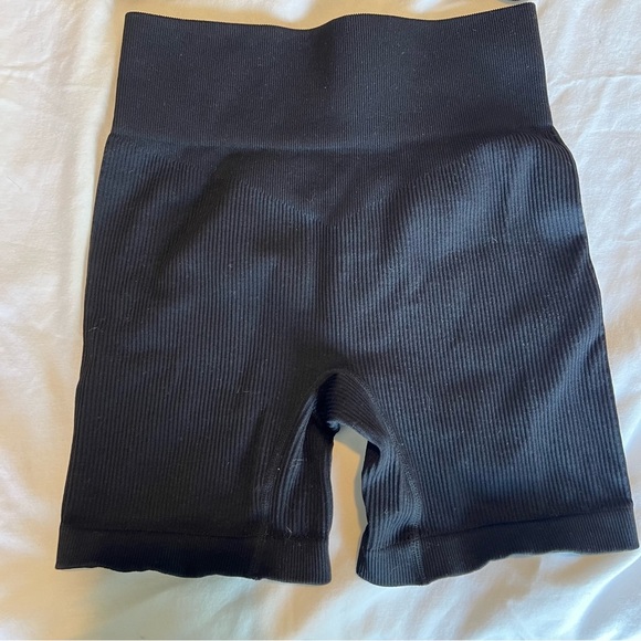 Black Ribbed Sports Bra and Shorts Set - Picture 3 of 4